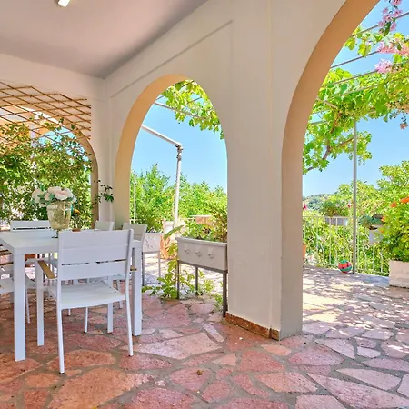 Prázdninový dům Bougainvillea Escape Kavvadades